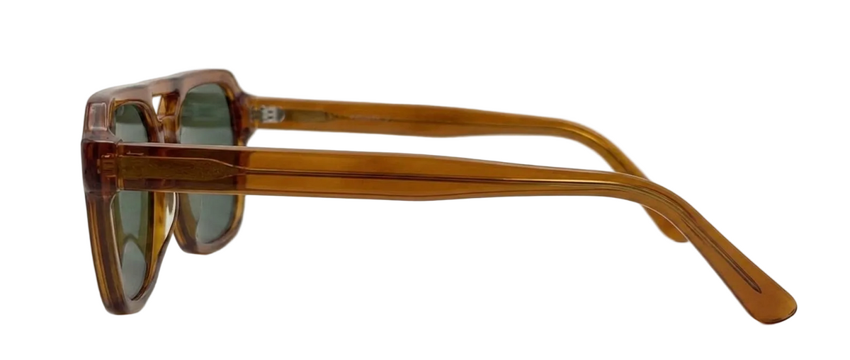 Il Lucio - Honey, side view